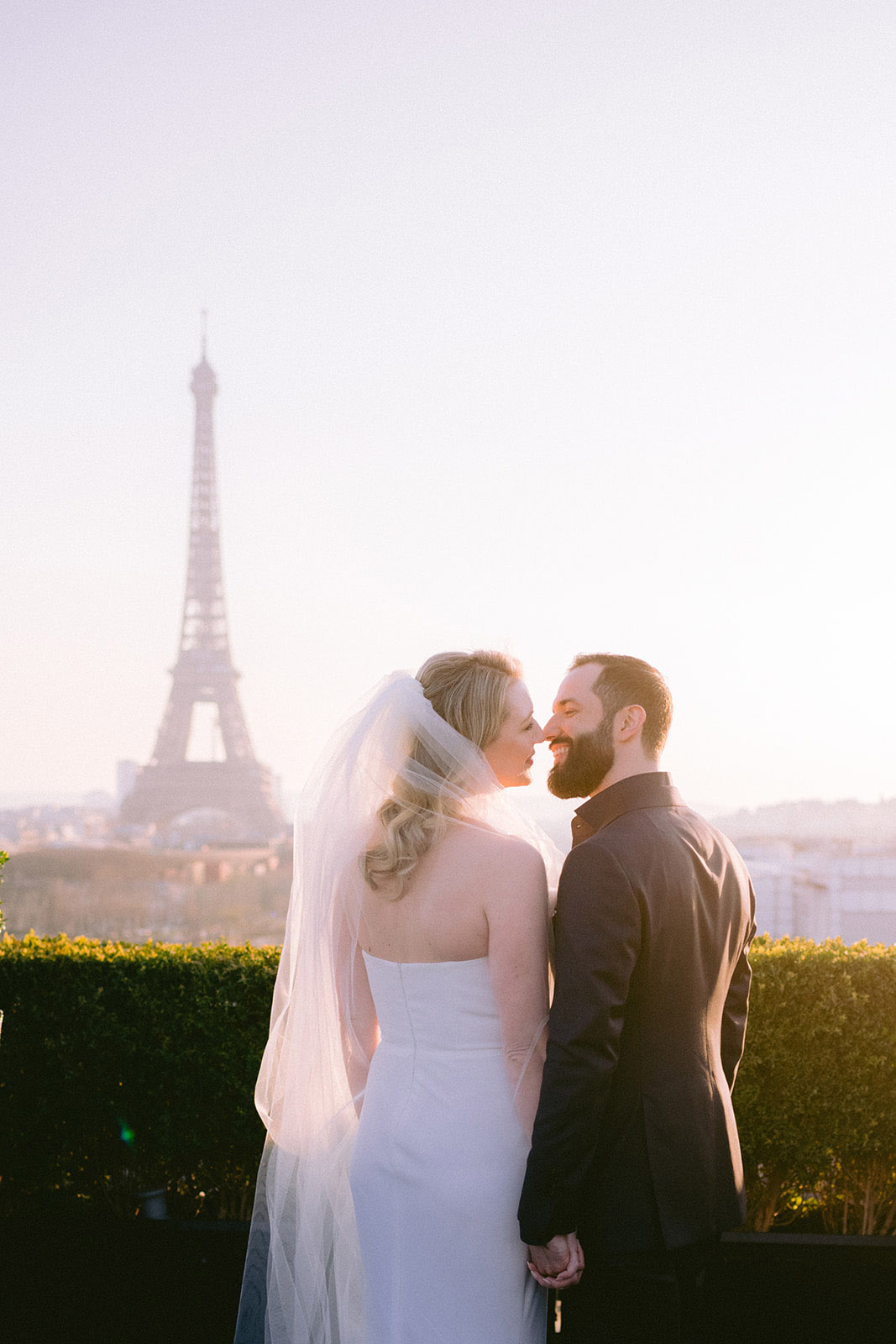 une table de mariage est dressée